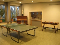 Großer Saal mit Tischtennisplatte